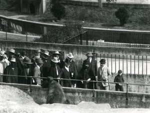 Sir Peter Chalmers Mitchell, sammen med den etiopiske regent Haile Selassie og hans følge, mens de ser en brunbjørn på Mappin Terraces, London Zoo, 1924 af Frederick William Bond