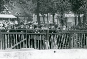 Italiens konge, Victor Emmanuel III, på besøg i London Zoo i 1924 af Frederick William Bond