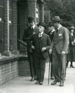Kongen af Italien, Victor Emmanuel III, besøgte London Zoo i 1924 af Frederick William Bond