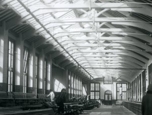 The Lion House med fem mænd, der arbejder på dets vedligeholdelse, London Zoo, 1926 af Frederick William Bond