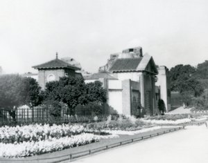 The Reptile House i London Zoo i 1928 med formelle blomsterbede langs stierne til indgangen, London Zoo af Frederick William Bond