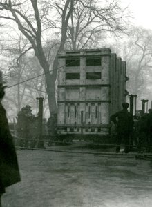 Transporterer kvindelig asiatisk elefant Lukhi, i en trækasse, London Zoo, 1923 af Frederick William Bond