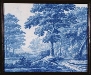En meget sjælden hollandsk Delft blå og hvid rektangulær plakette, der forestiller vejfarende på en vej i et skovklædt landskab (porcelæn) af Frederik van Frijtom