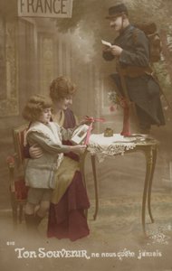 En mor og et barn forbereder et brev til deres soldatfar (farvet foto) af French Photographer