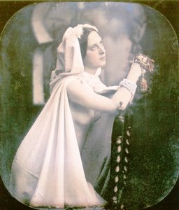 En kvinde knælende på en stol og beder, 1850 (håndfarvet stereoskopisk daguerreotypi)