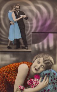 En ung kvinde dagdrømmer om at danse med en mand (farvet foto) af French Photographer