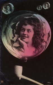 En ung kvindes ansigt vises i boblerne blæst fra et lerrør (tonet fotocollage) af French Photographer