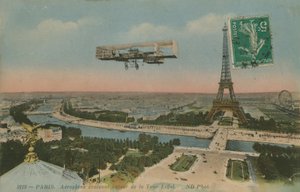 Fly, der cirkler rundt om Eiffeltårnet i Paris, Frankrig. Postkort sendt i 1913. af French Photographer