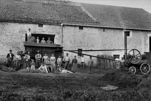 Landbrugsarbejdere og pressen bandt høstøvler på en gård nær Bourmont i Haute-Marne (Haute Marne), omkring 1890. Fotografi. Ducos samling. af French Photographer
