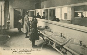 Badeværelser i folkeskolen i Seine-et-Marne (s/h-billede) af French Photographer