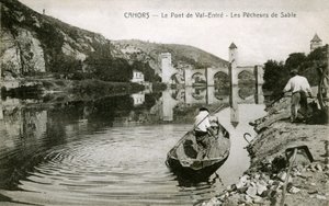 Cahors i begyndelsen af det 20. århundrede: sandfiskere og deres båd på Lot, broen over Val-entre (Valentre) af French Photographer