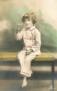 Barn, iført pyjamas, ryger af French Photographer