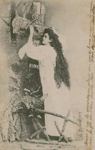 Crois Espere Aime (Believe Hope Love). Postkort sendt i 1913. Håndskrift på højre kant er personlig besked mellem familiemedlemmer. af French Photographer
