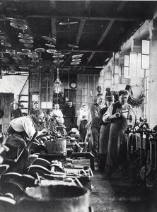 Bestikkere på arbejde i værkstedet, Frankrig, slutningen af det 19. århundrede (s/h-foto) af French Photographer