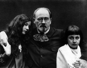 Emile Zola (1840-1902), forfatter og fransk journalist, i haven ved Verneuil-sur-Seine (Yvelines) med sine børn Denise og Jacques. - Emile Zola (1840-1902), fransk forfatter og journalist, i hans hjem af Verneuil-sur-Seine (Yvelines) og hans ch. af French Photographer