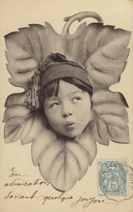 Ansigt af en lille dreng i midten af et blad (fotocollage) af French Photographer