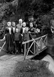 Familie af byboere, poserer i deres have, nær Bourmont i Haute-Marne (Haute Marne), ca. 1880. Ducos Collection. af French Photographer