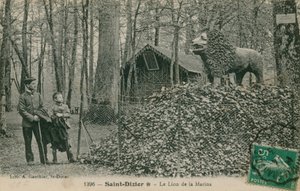 Far og søn ser på løveskulptur i Saint Dizier. Postkort sendt i 1913. Udgivet af A Gauthiers bibliotek. af French Photographer
