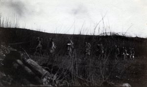 Første Verdenskrig (1914-1918): en gruppe soldater, der marcherer mod Rocour (Saint Quentin) (Aisne) af French Photographer