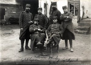 Første Verdenskrig (1914-1918): telefonister og sekretærer for generalstaben hos oberst Debenedetti (?) gård Laroque nær Roye sur Matz (Roye-sur-Matz, Oise). marts 1915 af French Photographer