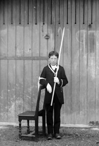Første kommunikant, i hvidt kostume og handsker, med medaljer, rosenkrans, hvid blondemanchet og iført et meget langt lys, nær Bourmont i Haute-Marne (Haute Marne), ca. 1880. Fotografi. Ducos samling. af French Photographer
