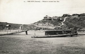 Fiskere fjerner deres net nær strandene ved Sam Son (Sam-Son), Annam. Postkort fra Vietnam, Indokina. Foto omkring 1912-1914. af French Photographer