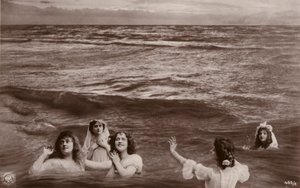 Fem påklædte kvinder i havet (fotocollage) af French Photographer