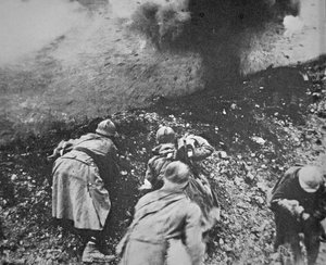 Fransk infanteri under beskydning fra tysk artilleri under slaget ved Verdun af French Photographer