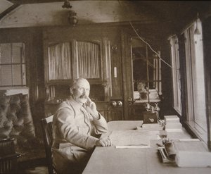 General Pétain i sin jernbanevogn-salon-hovedkvarter under slaget ved Verdun, februar-december 1916 (s/h foto) af French Photographer