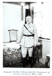 General Robert Nivelle (1856-1924) Overtager kommandoen over hæren ved Verdun, maj 1916 (bw foto) af French Photographer