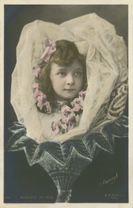 Pige i en blomst (farvefoto) af French Photographer