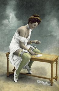 Pige med blottede strømper og bryst, der spiller tålmodighed på træskammel af French Photographer