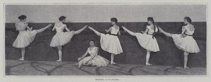 Piger udfører barøvelser i en ballettime (s/h-billede) af French Photographer