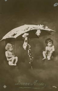 Godt nytårskort med to babyer hængende i en paraply, sendt i 1913 af French Photographer