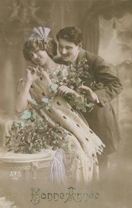 Godt nytår lykønskningskort med romantisk par, der holder mistelten, 1913 (håndfarvet fotografi) af French Photographer
