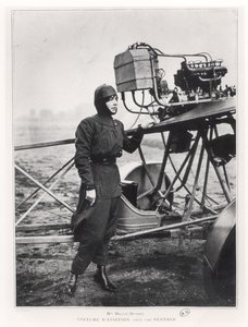 Helene Dutrieu (1877-1961) stående ved siden af et fly, før 1914 af French Photographer