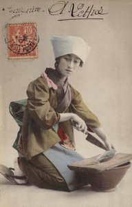 Japansk pige fileterer fisk