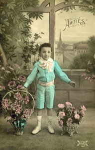 Lille dreng i blåt (farvefoto) af French Photographer