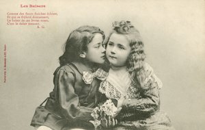 Lille dreng kysser en lille pige (s/h-billede) af French Photographer