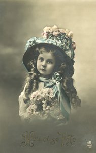 Lille pige i en stor hat (farvefoto) af French Photographer