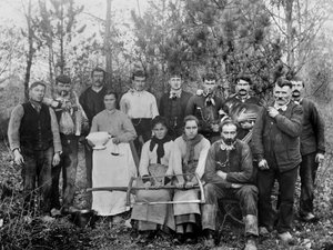 Træfældningslejr med deres familie, Chaumont-regionen, Haute Marne, ca. 1880. Ducos Collection. af French Photographer