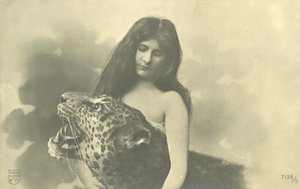Langhåret pige med arme omkring udstoppet leopard (s/h foto) af French Photographer