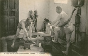 Mand bliver masseret af to mænd i det termiske bad i Aix les Bains af French Photographer