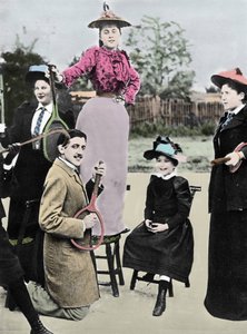 Marcel Proust fransk forfatter midt i en gruppe unge kvinder, der spiller guitar på en tennisketsjer, på tennisboulevarden Bineau i Paris, 1892 af French Photographer