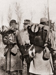 Marskal Joseph Jacques Césaire Joffre inspicerer sine tropper, fra The Illustrated War News, 1915 af French Photographer
