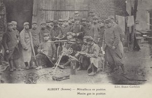 Maxim pistol i position, Albert, Somme, Første Verdenskrig (s/h foto) af French Photographer