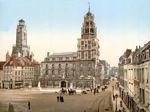 Place dArmes i Calais med Tour de Guet i baggrunden, 1890-1900 af French Photographer