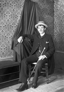 Portræt af en ung mand, hovedbeklædning af en kanoer, poserer i Abbey of Septfontaines, nær Bourmont en Haute Marne. Fotografering sidst i det 19. århundrede. Ducos samling. af French Photographer