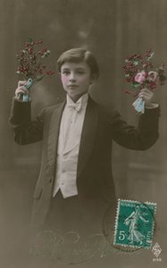Postkort af en dreng i hvidt slips og hale med blomster og bær, sendt i 1913 (håndkoloreret foto) af French Photographer