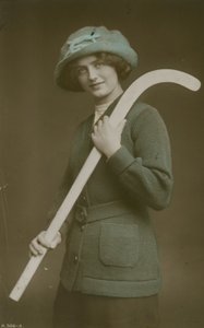 Postkort af en ung kvinde, der bærer en hockeystav over skulderen, sendt i 1913 af French Photographer